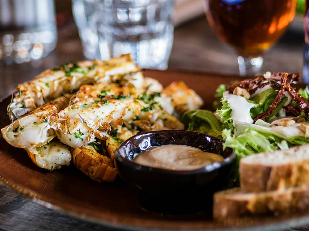 find me gluten free food options at gluten-free friendly restaurants with seafood dishes